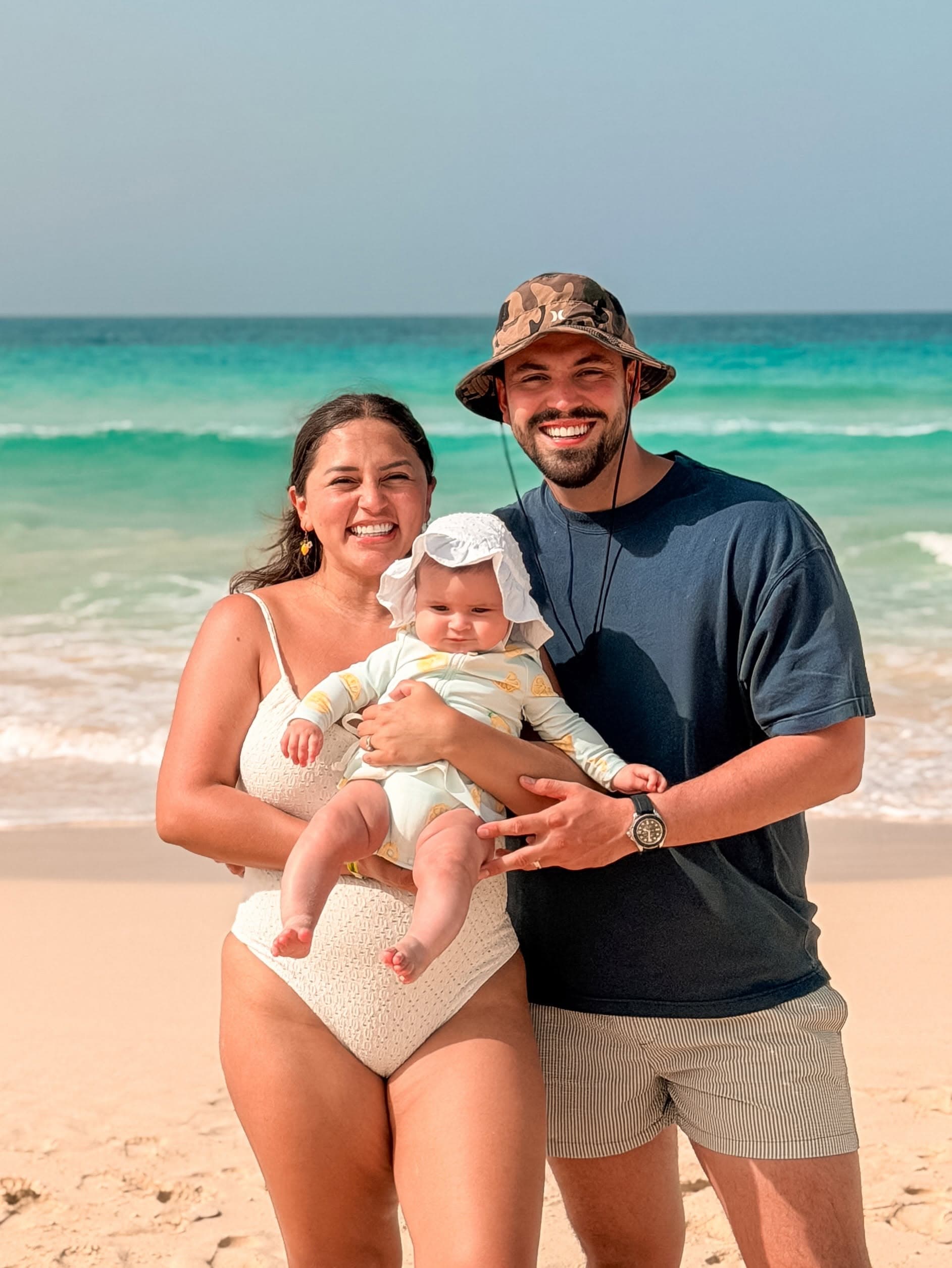 Chava y Nat en la playa con su familia